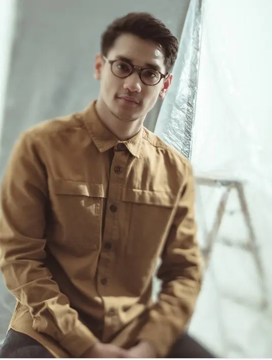 "Dulu nggak ada gaya, kalau sekarang saya menciptakan konsep sendiri. Saya dapat ini pastinya lewat kerja keras, berusaha menampilkan yang tidak biasa. Saya rajin buat ngulik," paparnya. (Instagram/afgansyah.reza)