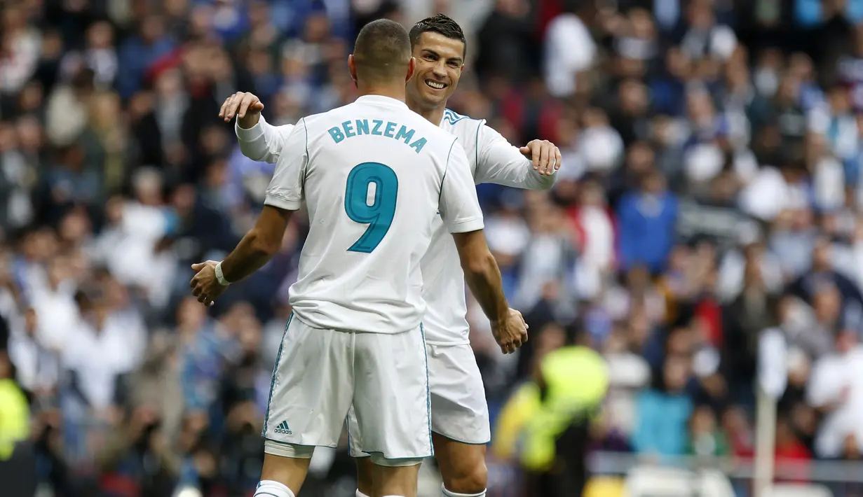 Pemain Real Madrid, Karim Benzema dan Cristiano Ronaldo merayakan gol saat melawan Malaga pada lanjutan La Liga Santander di Santiago Bernabeu stadium, Madrid, (25/11/2017). Madrid menang 3-2. (AP/Francisco Seco)