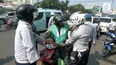 Beberapa ojek onlone panik saat terjadi razia. Adu mulut dan tarik-tarikan motor pun terjadi.