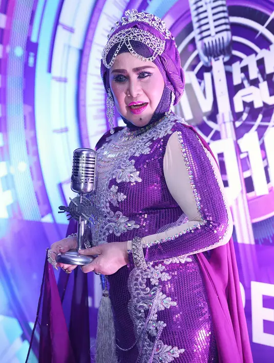 Pedangdut 64 tahun itu juga tidak menyangka dengan penghargaan yang diterima. Awalnya ia hanya akan mengisi acara. (Nurwahyunan/Bintang.com)