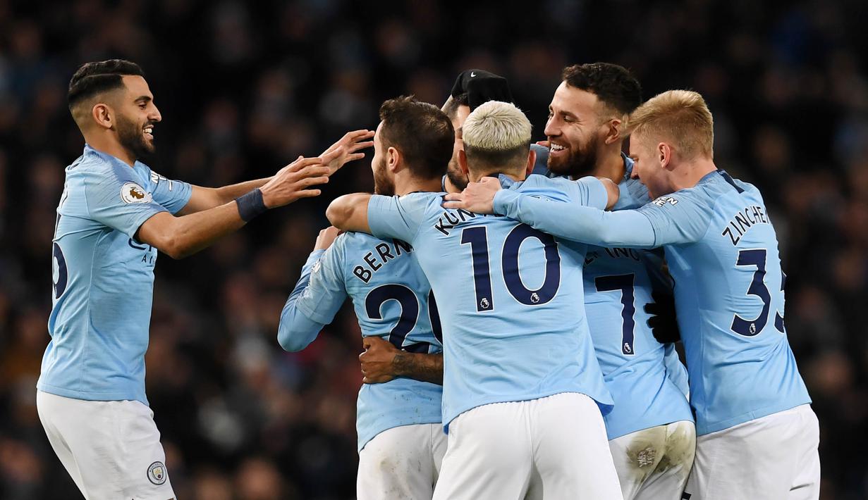 Para pemain Manchester City merayakan gol yang dicetak oleh Raheem Sterling ke gawang Watford pada laga Premier League 2019 di Stadion Etihad, Sabtu (9/3). Manchester City menang 3-1 atas Watford. (AFP/Paul Ellis)