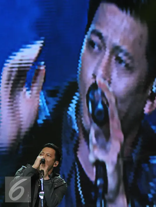 Penampilan Ariel Noah saat menyanyikan lagu di malam puncak HUT SCTV ke-25 di Istora Senayan, Jakarta, Senin (24/8/2015). Puluhan artis papan atas ikut meramaikan malam puncak HUT SCTV ke-25. (Liputan6.com/Helmi Fithriansyah)
