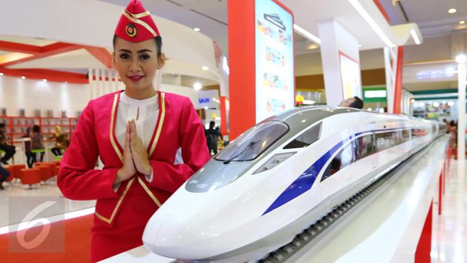 Model berdiri di samping kereta cepat Jakarta-Bandung saat Indonesia Bussiness and Development Expo 2016 di, Jakarta, Kamis (8/9). PT Kereta Cepat Indonesia-Cina menargetkan pembangunan beroperasi pada 2019. (Liputan6.com/Fery Pradolo)