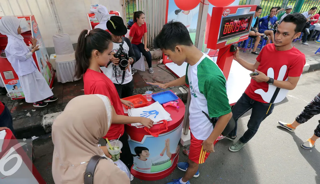 Pengunjung berpartisipasi dalam Kampanye Berbagi Tangan Sehat Melalui Cuci Tangan, Jakarta, Minggu (2/10) Dalam rangka menyambut Hari Cuci Tangan Sedunia, Lifebouy memberikan pengetahuan mengenai pentingnya cuci tangan. (Liputan6.com/Helmi Afandi)