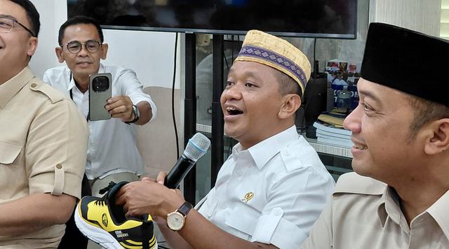 Bahlil Pamer Pakai Sepatu Rp 250 Ribu: Ini Produk UMKM, Warnanya Kuning