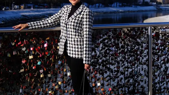 Potret Donna Agnesia dengan Outfit Mewah di Salzburg, Cantik Elegan dan Berkelas (credit: instagram.com/darius_sinathrya).