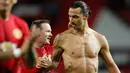 Penyerang MU, Zlatan Ibrahimovic berbincang dengan Wayne Rooney usai pertandingan melawan Zorya Luhansk pada laga Liga Eropa di Stadion Old Trafford, Inggris (29/9). Ibrahimovic mencetak satu-satunya gol pada pertandingan ini. (Reuters/Darren Staples) 