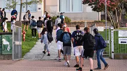Para siswa memasuki sebuah sekolah menengah atas di Nembro, Provinsi Bergamo, Italia (14/9/2020). Jutaan siswa di Italia kembali bersekolah pada Senin (14/9). (Xinhua/Michele Maraviglia)