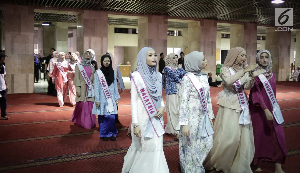 Peserta Puteri Muslimah Asia 2018 saat tour Mesjid Istiqlal, Jakarta, Kamis (3/4). Kontes kecantikan muslimah Asia ini diikuti 6 negara, di antaranya Turki, Malaysia, Singapura, Brunei, Timor Leste dan Indonesia.  (Liputan6.com/Faizal Fanani)