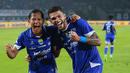 Pemain Persib Bandung, Berguinho (kanan) merayakan golnya bersama Adam Alis pada laga pekan ke-18 BRI Super League 2025/2026 melawan PSBS Biak di Stadion GBLA, Kota Bandung, Minggu (25/1/2026) malam. (Bola.com/Erwin Snaz)