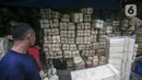 Pedagang menata wadah besek bambu di Kawasan Jatinegara, Jakarta, Rabu (6/7/2022). Jelang Idul Adha, penjualan besek untuk tempat daging kurban yang ramah lingkungan mengalami peningkatan. (Liputan6.com/Faizal Fanani)