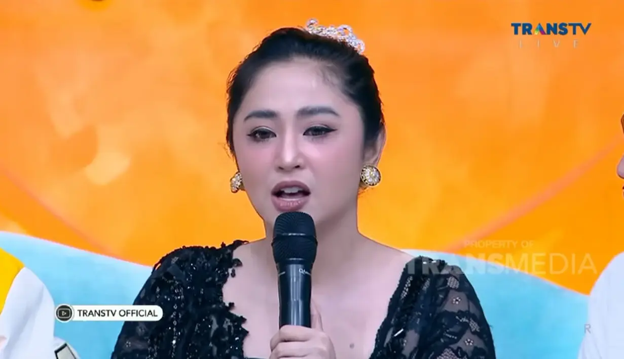 Meski hasil kerjanya, tetap sepengetahuan mamanya. Depe menambahkan, setelah sang ayah meninggal dunia, saat akan ada show of air, Depe selalu mengajak sang bunda. "Jadi uangnya kalau dapat selalu buat mami," cerita Depe. [Youtube/TRANS TV Official]