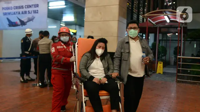 FOTO: Wajah Cemas Keluarga Korban Sriwijaya Air SJ 182 di Posko Crisis Center