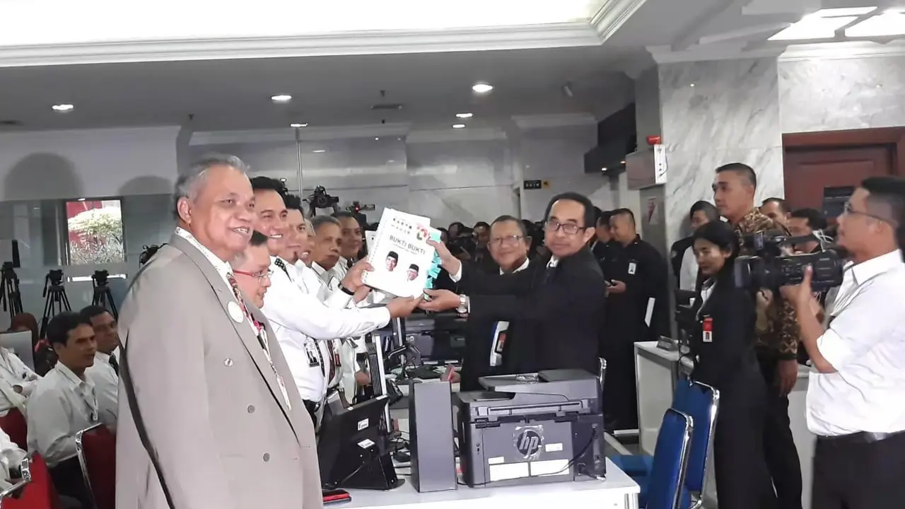 Yusril Serahkan Berkas Jawaban ke MK