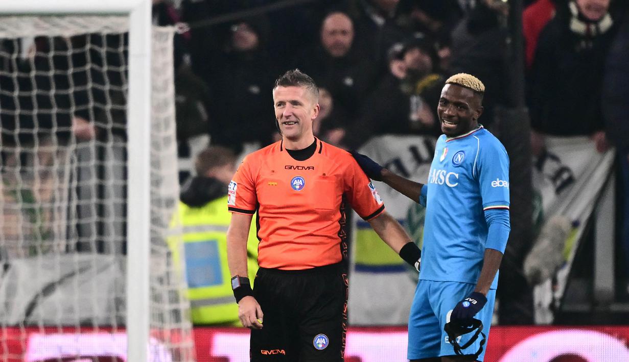 Ekspresi pemain Napoli, Victor Oshimen (kanan), setelah golnya ke gawang Juventus dianulir wasit Daniele Orsato dalam pertandingan pekan ke-15 Liga Italia 2023/2024 yang berlangsung di Allianz Stadium, Sabtu (9/12/2023) dini hari WIB. (AFP/Marco Bertorello)
