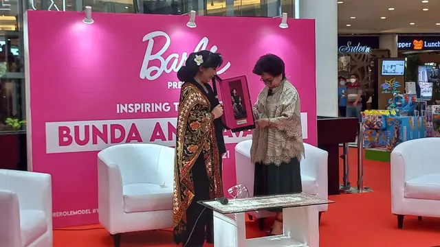 Persembahan Boneka Barbie Jadi Kado Hari Ibu Anne Avantie untuk Sang Bunda