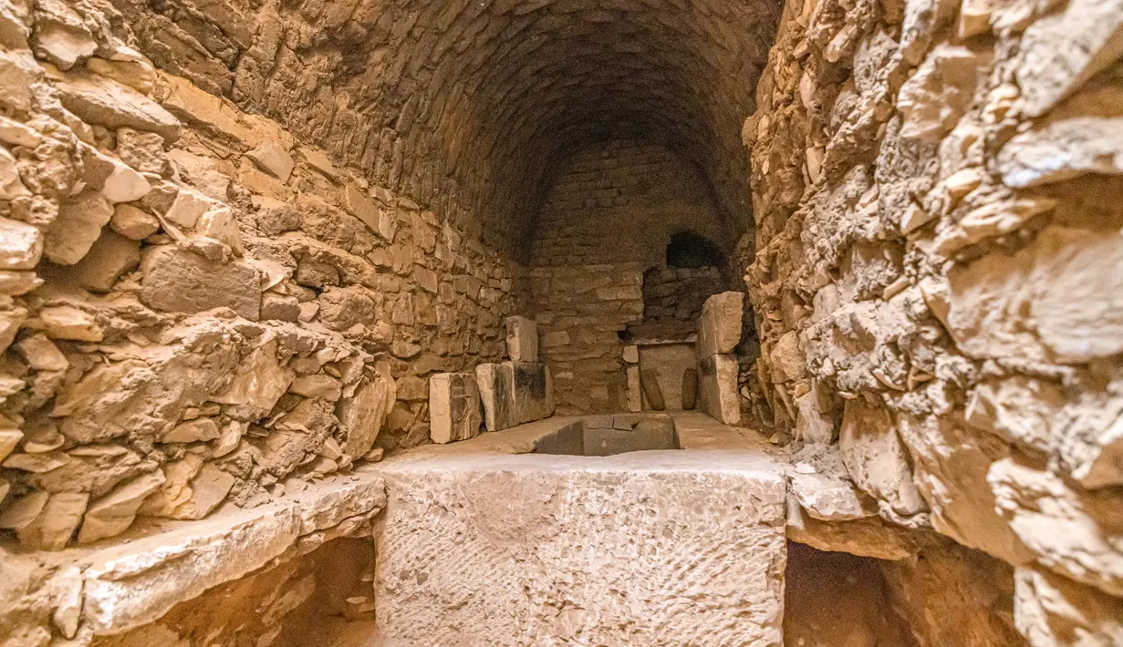 Interior makam Iri, salah satu dari lima makam Firaun kuno yang baru-baru ini ditemukan di situs arkeologi Saqqara, Kairo, Mesir (19/3/2022). Para arkeolog menemukan lima makam di timur laut piramida Raja Merenre I, yang memerintah Mesir sekitar tahun 2270 SM. (AFP/Khaled Desouki)