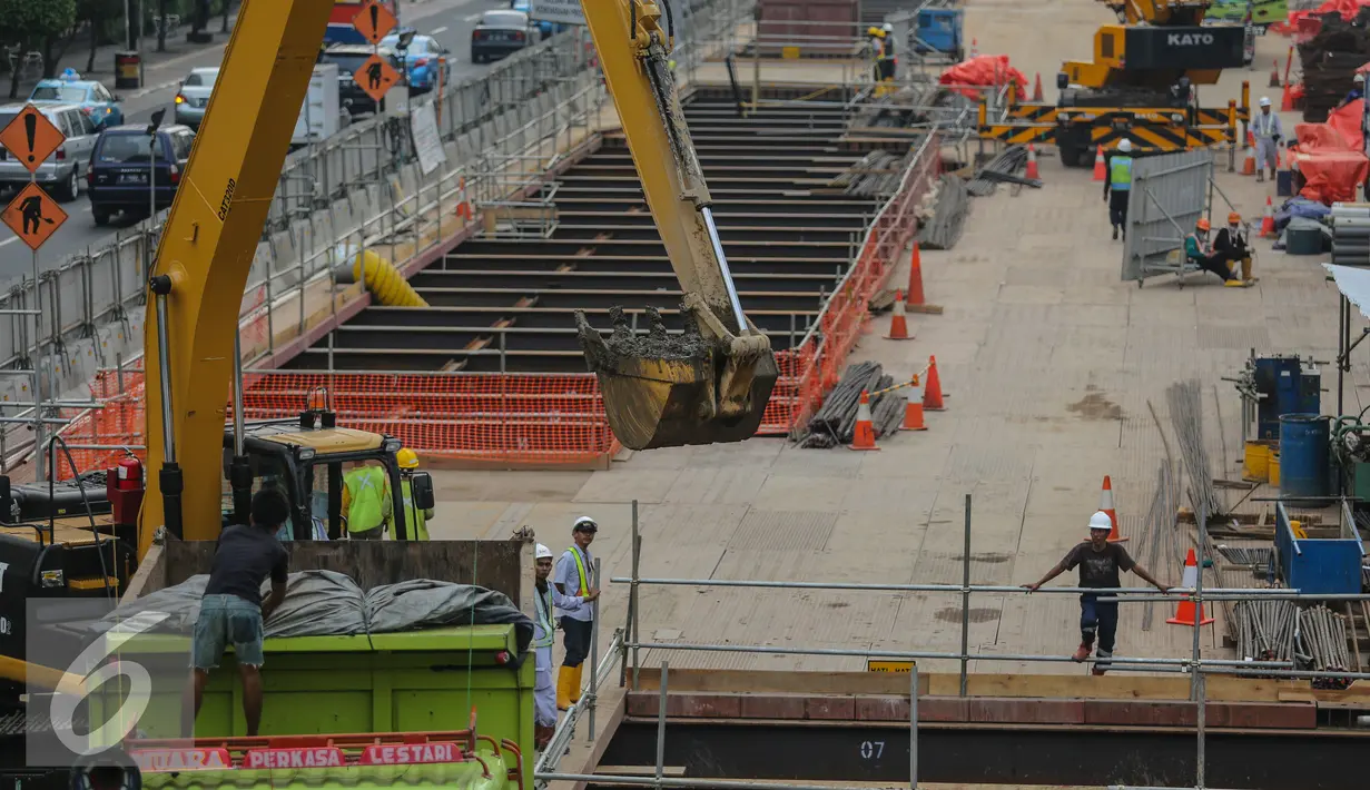 Pekerja mengoperasikan alat berat untuk menyelesaikan pembangunan MRT di Jakarta, Senin (22/6/2015).  Jika Jepang tidak memberikan bantuan dengan cepat, maka Pemprov DKI akan mempertimbangkan kerjasama dengan Perancis. (Liputan6.com/Faizal Fanani)