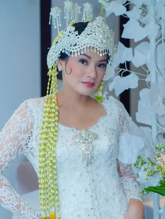 Ia memamerkan potret dirinya berbalut kebaya khas pengantin Sunda di sinetron yang dibintanginya [@titi_kamall]