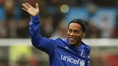 Ronaldinho bermain bagi Barcelona pada tahun 2003-2008 dan membawa klub asal Catalan tersebut menjuarai Liga Champions pada 2005-2006.