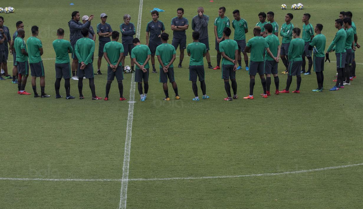 Para pemain Timnas Indonesia diberikan pengarahan saat latihan di Lapangan ABC Senayan, Jakarta, Jumat (12/1/2018). Latihan ini merupakan persiapan jelang laga melawan Islandia. (Bola.com/Vitalis Yogi Trisna)