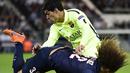 Tak berdaya menghadang Luis Suarez, Luiz akhirnya jatuh tersungkur (FRANCK FIFE / AFP )