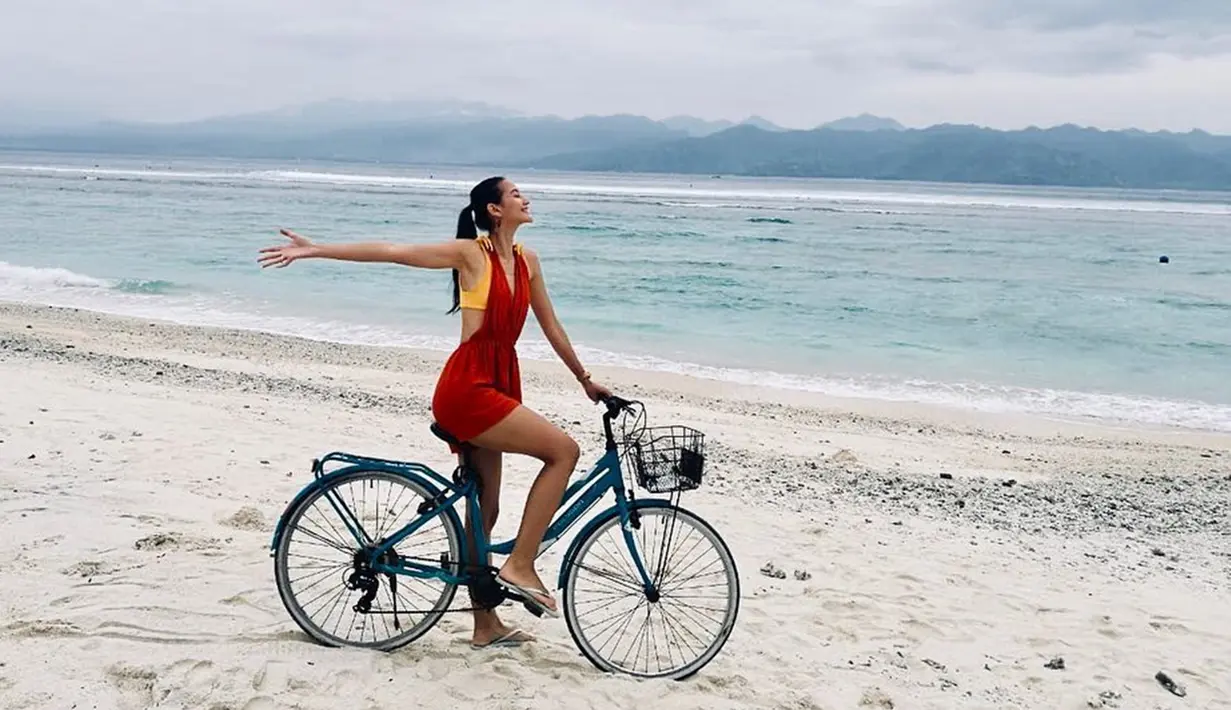 Tak hanya menjelajah pegunungan, wanita alumni Universitas Airlangga ini juga suka dengan keindahan pantai. Model cantik ini tampil modis saat berkunjung ke Gili Trawangan, Lombok. (Liputan6.com/IG/@ayumaulida97)