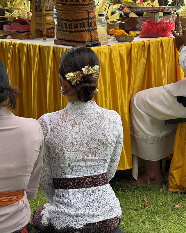 Pindah ke rumah baru Kamari, 8 potret Jennifer Coppen gelar ritual melaspas adat Bali