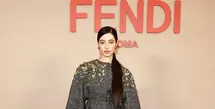 Kekasih Jefri Nichol, Ameera Khan, jadi salah satu tamu undangan yang hadiri Milan Fashion Week. Ia hadir untuk menyaksikan koleksi Fendi Spring/Summer 2026 [@littlemisskhan]