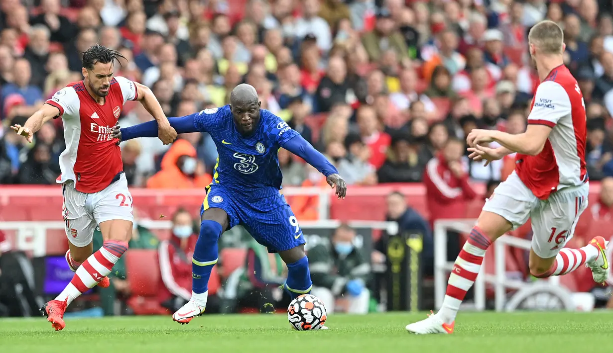 Pemain Chelsea Romelu Lukaku (kedua dari kiri) berebut bola dengan pemain Arsenal Pablo Mari (kiri) pada pertandingan Liga Inggris di Emirates Stadium, London, Inggris, 22 Agustus 2021. Chelsea menang 2-0. (JUSTIN TALLIS/AFP)