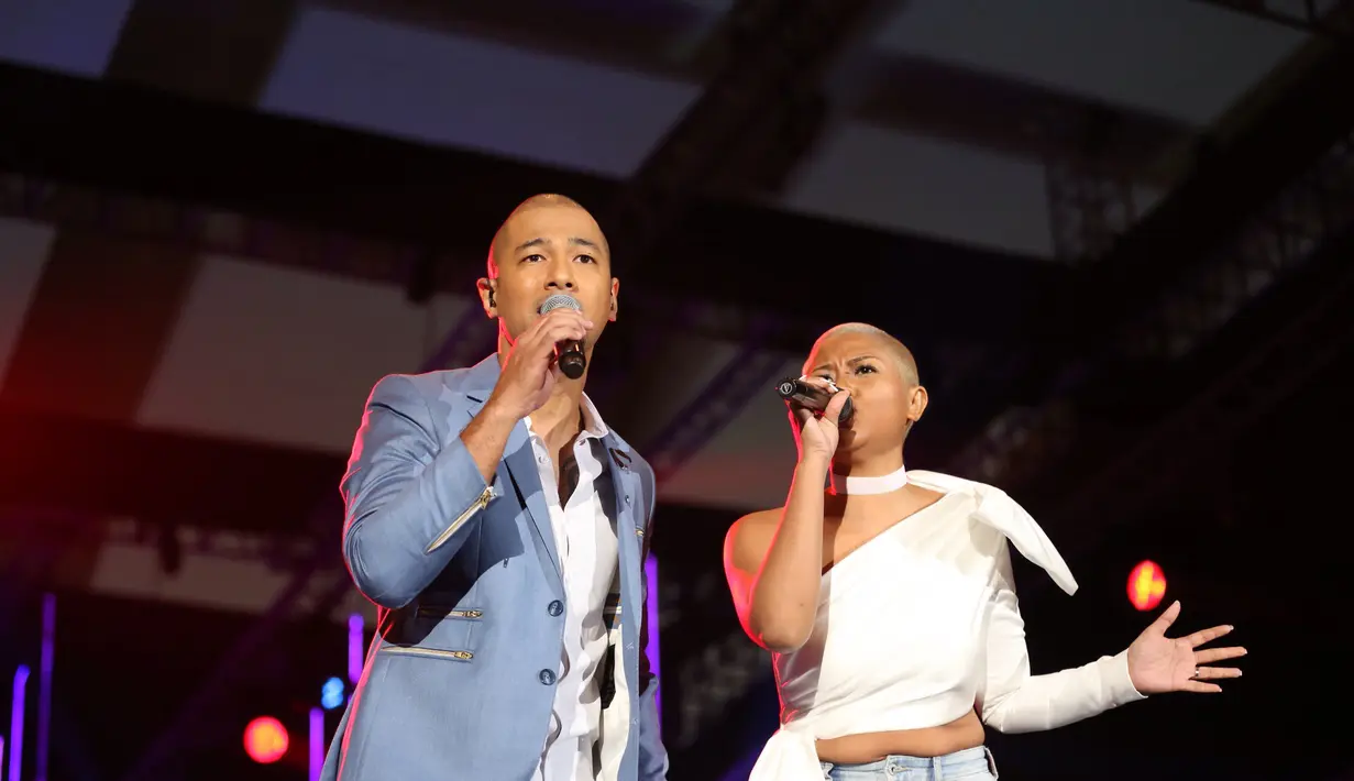 Lagu 'Nada Kasih' milik Fariz RM menjadi pembuka dalam duet Marcell dan Dira Sugandi. (Andy Masela/Bintang.com)