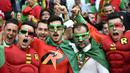 Gaya suporter Portugal dengan kostum super hero saat melawan Islandia pada laga Grup F Piala Eropa 2016 di Stade Geoffroy Guichard, Saint-Etienne, Rabu (15/6/2016) dini hari WIB. (AFP/Jeff Pachoud) 