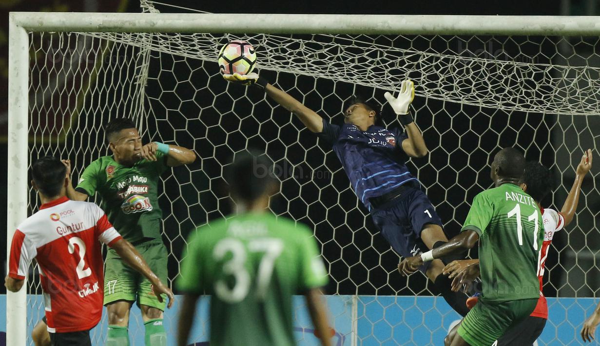 Kiper Madura United, Angga Saputro, menghalau bola saat pertandingan melawan PS TNI pada laga Liga 1 Indonesia di Stadion Pakansari, Bogor, Senin (18/9/2017). Madura United menang 3-2 atas PS TNI. (Bola.com/M Iqbal Ichsan)