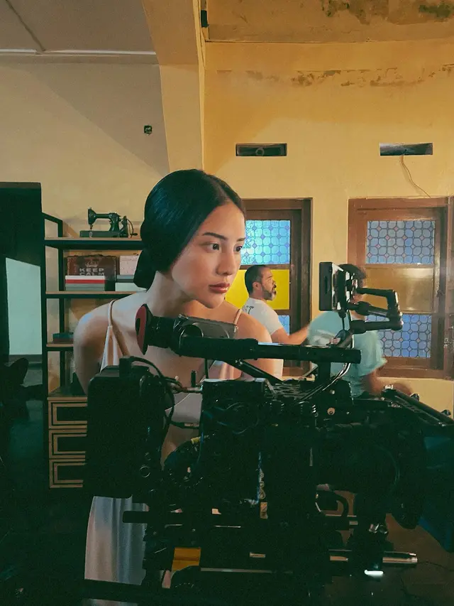 Berlumuran Darah, Ini 6 Potret Anya Geraldine saat Akting di Film Baru