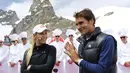 Petenis Swiss, Roger Federer (kanan) bercanda bersama pemain ski AS, Lindsey Vonn, saat hadir di promosi gletser Aletsch, Jungfraujoch, (17/7/2014). (REUTERS/Denis Balibouse)