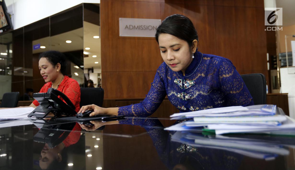 Dua tenaga administrasi kenakan baju kebaya saat peringati Hari Kartini di RS Siloam TB Simatupang, Jakarta, Sabtu (21/4). Kegiatan ini untuk mengenang jasa-jasa Kartini sebagai sosok pejuang wanita. (Liputan6.com/Fery Pradolo)