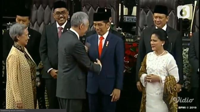 PM Singapura Lee Hsien Loong menyalami Presiden Jokowi. (Liputan6.com)