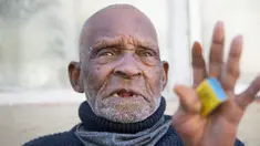 Fredie Blom berbicara tentang ingatannya ketika merayakan ulang tahun ke 116 di rumahnya di Delft, dekat Cape Town, 8 Mei 2020. Menurut 'Oupa' (kakek) Fredie dan kartu identitasnya, ia lahir pada tahun 1904 yang menjadikannya salah satu pria tertua di dunia. (RODGER BOSCH/AFP)