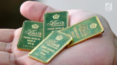 Petugas menunjukkan emas batangan di gerai Butik Emas Antam di Jakarta. Disimak harga emas 24 karat hari ini di Antam. (Liputan6.com/Angga Yuniar)