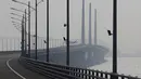 Suasana Jembatan Hong Kong-Zhuhai-Macau di kota Zhuhai, China selatan, Rabu (28/3). Keberadaan jembatan ini diyakini akan signifikan memangkas waktu tempuh dari Hong Kong ke Zhuhai, yakni dari tiga jam menjadi 30 menit. (AP Photo/Kin Cheung)