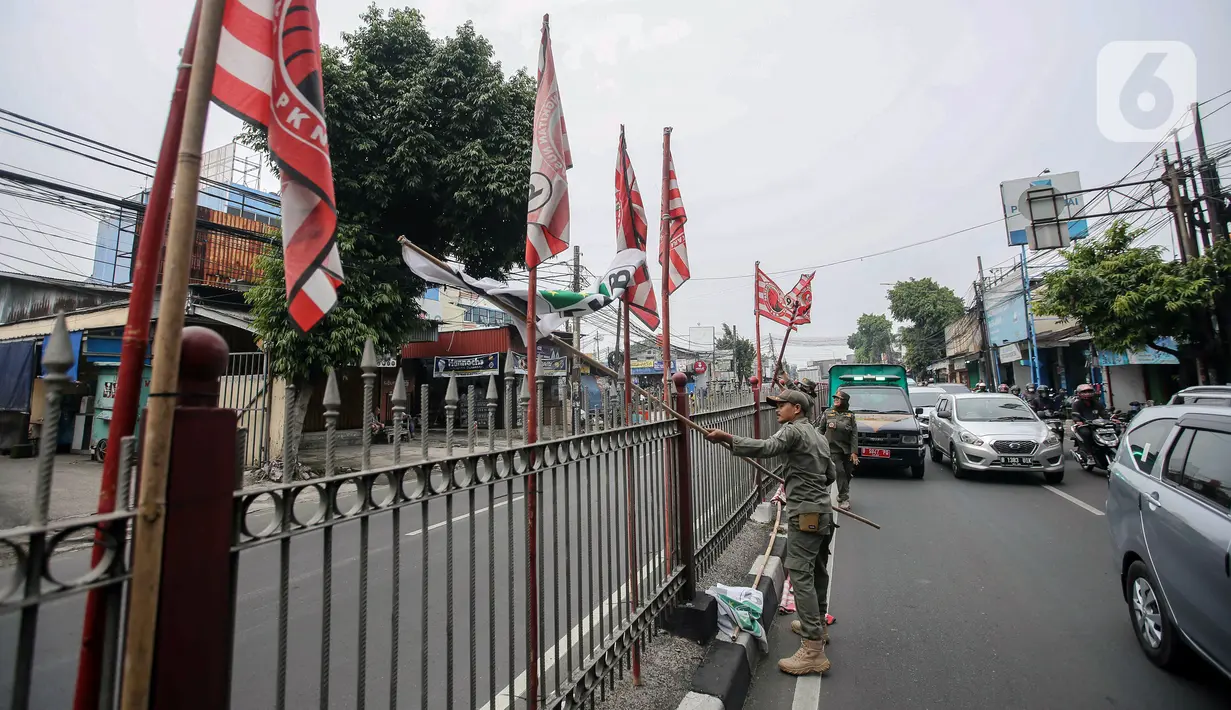 Bendera beserta tiangnya kemudian dimasukkan ke mobil Satpol PP untuk dibawa. (Liputan6.com/Faizal Fanani)