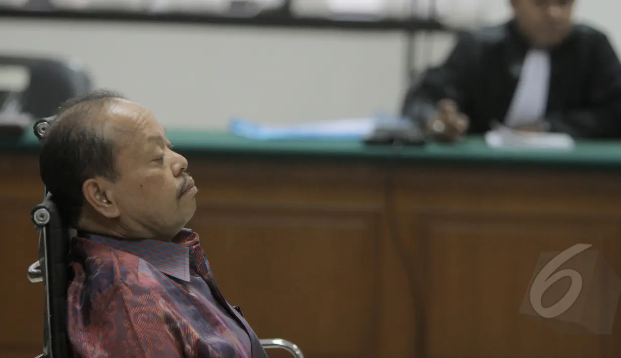 Sutan Bhatoegana mendengarkan bacaan dakwaan oleh JPU saat sidang dakwaan di Pengadilan Tipikor, Jakarta (16/4/2015). Sutan didakwa menerima hadiah atau gratifikasi dari Sekjen ESDM, Waryono Karyo sebesar USD 140 ribu. (Liputan6.com/Andrian M Tunay)