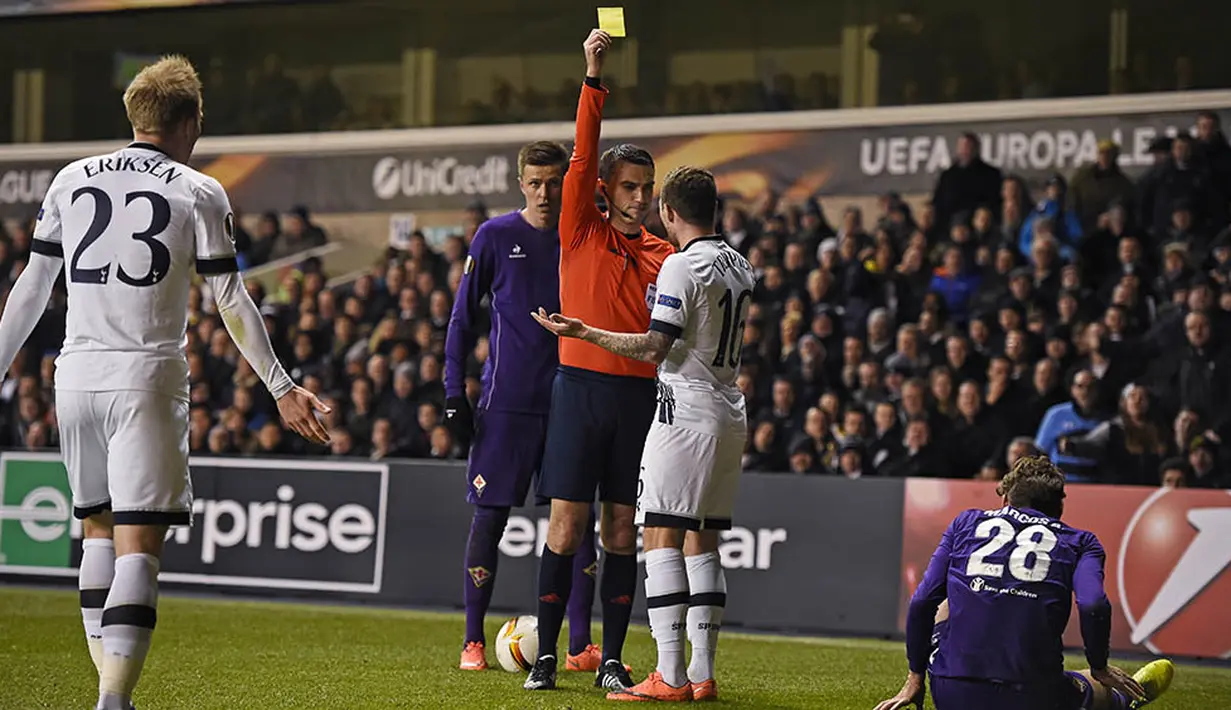 Wasit memberikan pemain Tottenham, Kieran Tripper, kartu kuning karena melanggar pemain Fiorentina. Pada laga itu wasit mengeluarkan enam kartu kuning, empat untuk Tottenham dan dua kepada pemain Fiorentina. (Reuters/Dylan Martinez)