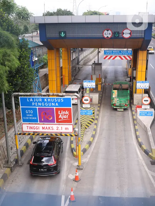 Pengendara melakukan transaksi pembayaran masuk tol saat memasuki tol Tangerang-Jakarta, di kawasan Tangerang, Selasa (4/1/2022). Sistem bayar tol tanpa berhenti ini mulai diberlakukan tahun 2022 ini. (Liputan6.com/Angga Yuniar)