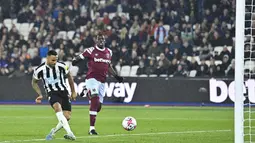 Gol-gol Newcastle United dicetak oleh Callum Wilson (6'&46'), Joelinton (13'&90') dan Alexander Isak (82'). (AFP/Justin Tallis)