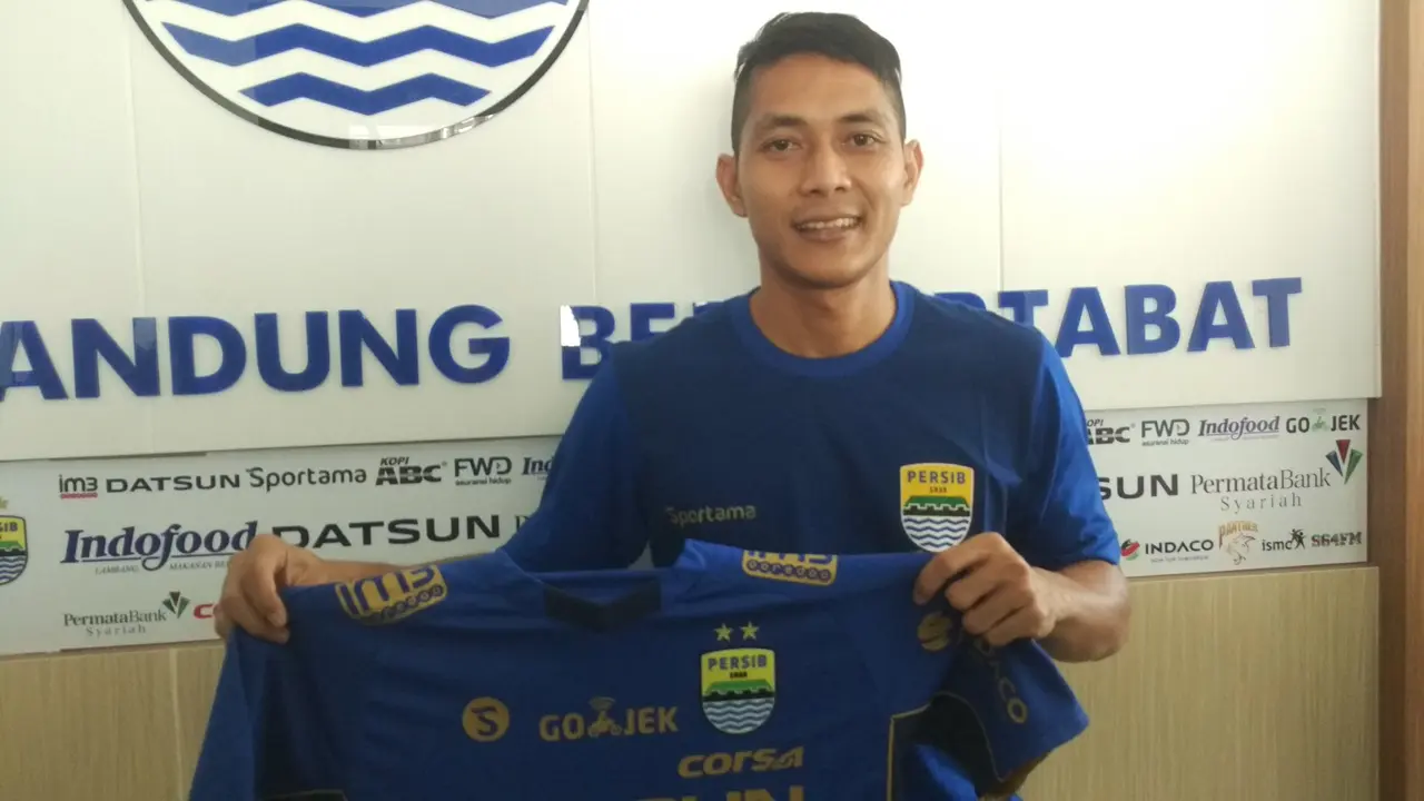 Purwaka Yudhi kembali membela Persib Bandung. 