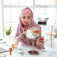 Ilustrasi perempuan mengaplikasikan makeup. (c) serezniy/Depositphotos.com