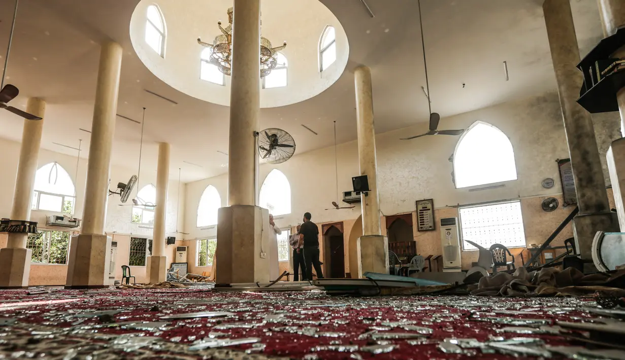 Kondisi interior masjid usai terkena serangan udara Israel di Kota Gaza, Palestina (15/7). Militer Israel mengatakan telah meluncurkan serangan udara yang menargetkan pasukan Hamas di Jalur Gaza, Sabtu (14/7) lalu. (AFP  Photo/Mahmud Hams)