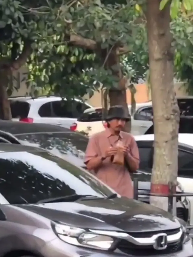 Tak Gengsi, 7 Artis Ini Jajan dan Beli Minuman di Pinggir Jalan
