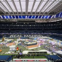 Tampak Stadion Bernabeu disulap jadi arena bertema Natal. (AFP)